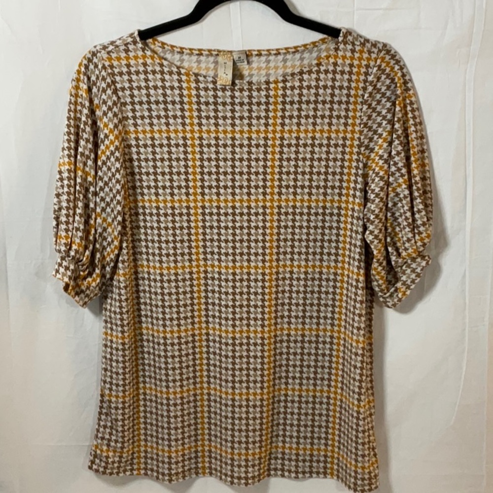 Midia Carmel and cream plaid knit top. Short sleeves.